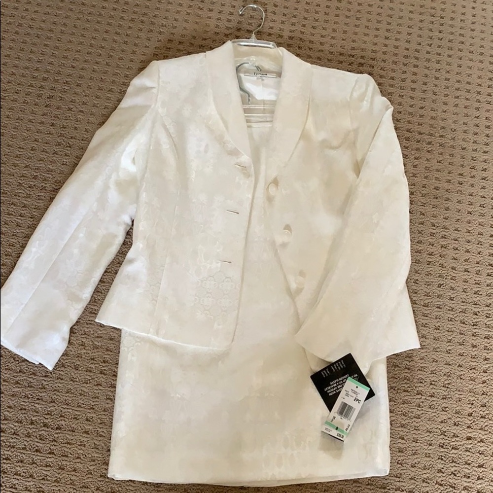 NWT Le Suit Skirt Set